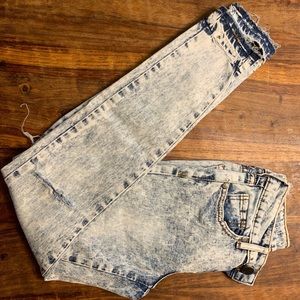 Woman’s distressed skinny jeans.